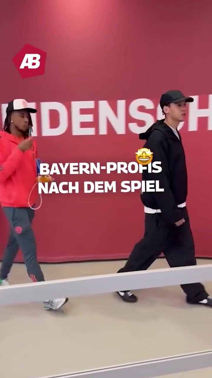 接队友回家赛后穆西亚拉和忙着吃东西的奥利塞聊天