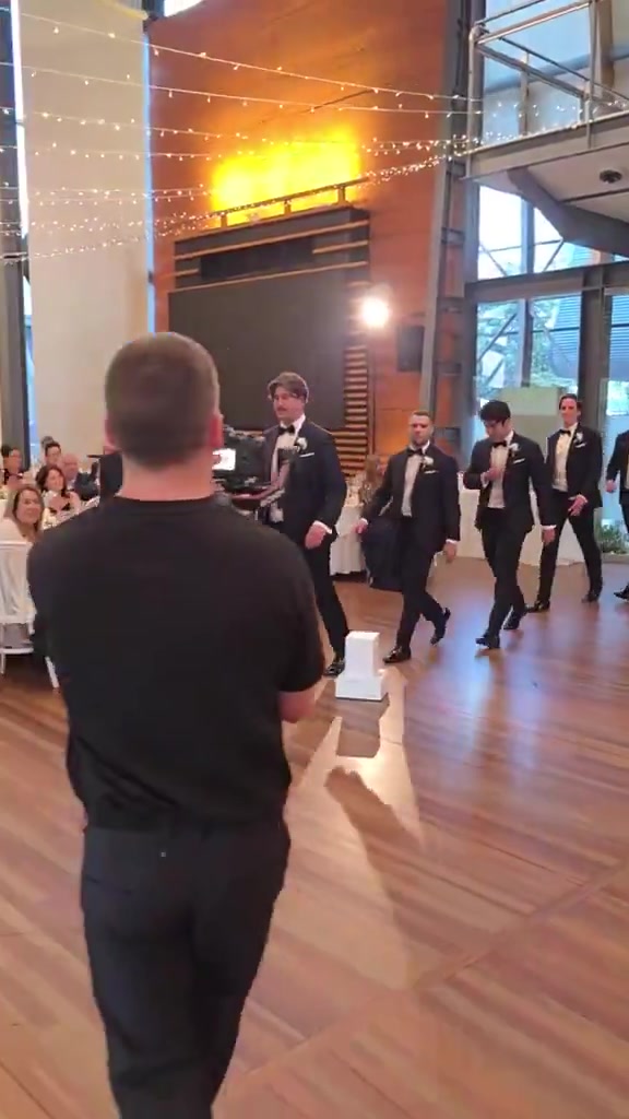 这个真可以新郎和伴郎们跟着欧冠主题曲进场