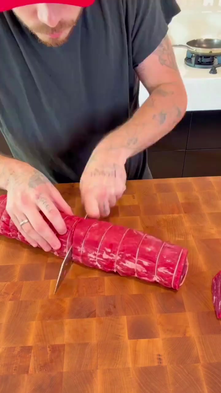 贝克汉姆儿子制作惠灵顿牛排感觉岁数大了长得像他爸了