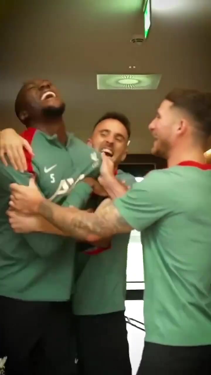 利物浦球迷悲伤不会立刻到来只会在某一个午后突然想起......