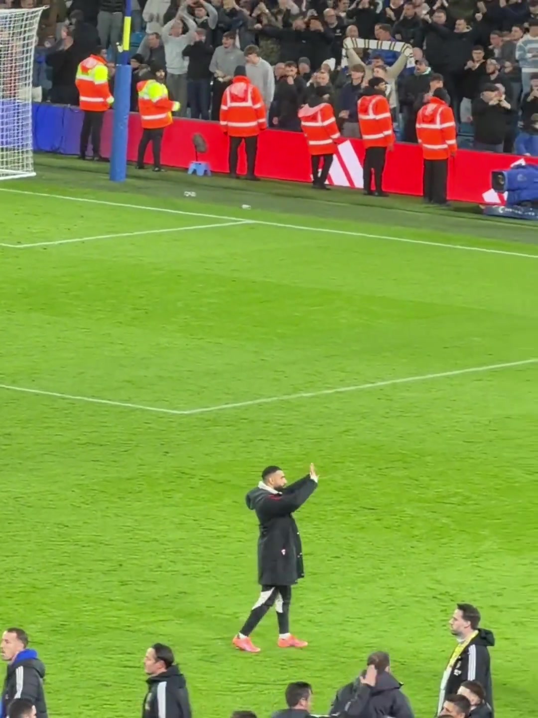 萨拉赫赛后独自一人向球迷挥手