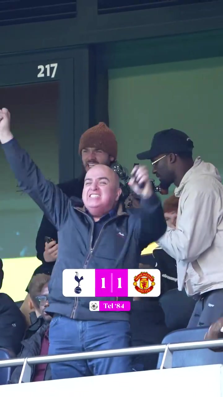 过山车麦迪逊和曼联球迷一起看比赛两个人的反应太真实了