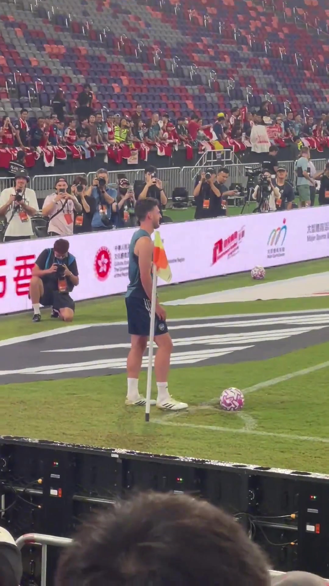 给赖斯整害羞了阿森纳球迷场边喊rice baby