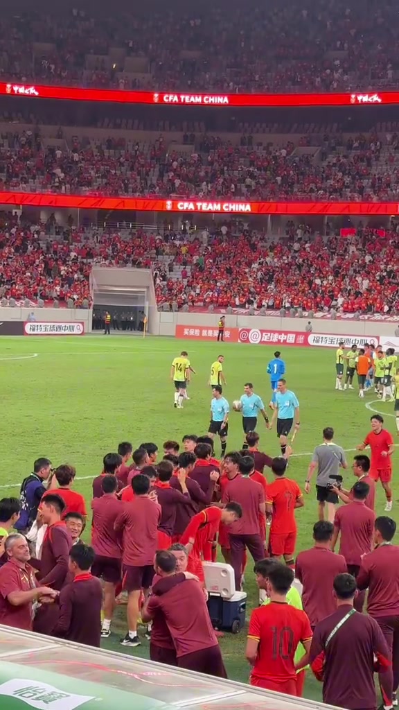 我们出线了国足U22赛后全队谢场