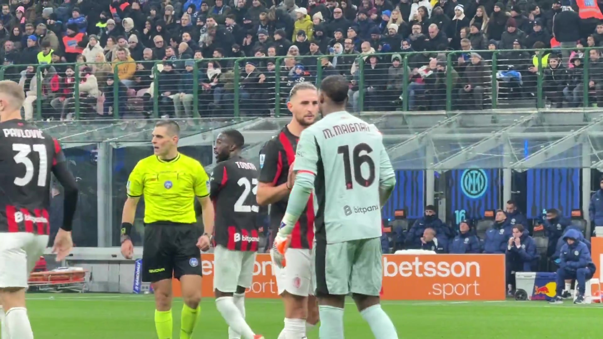 真情流露现场实拍帕夫洛维奇亲吻迈尼昂额头