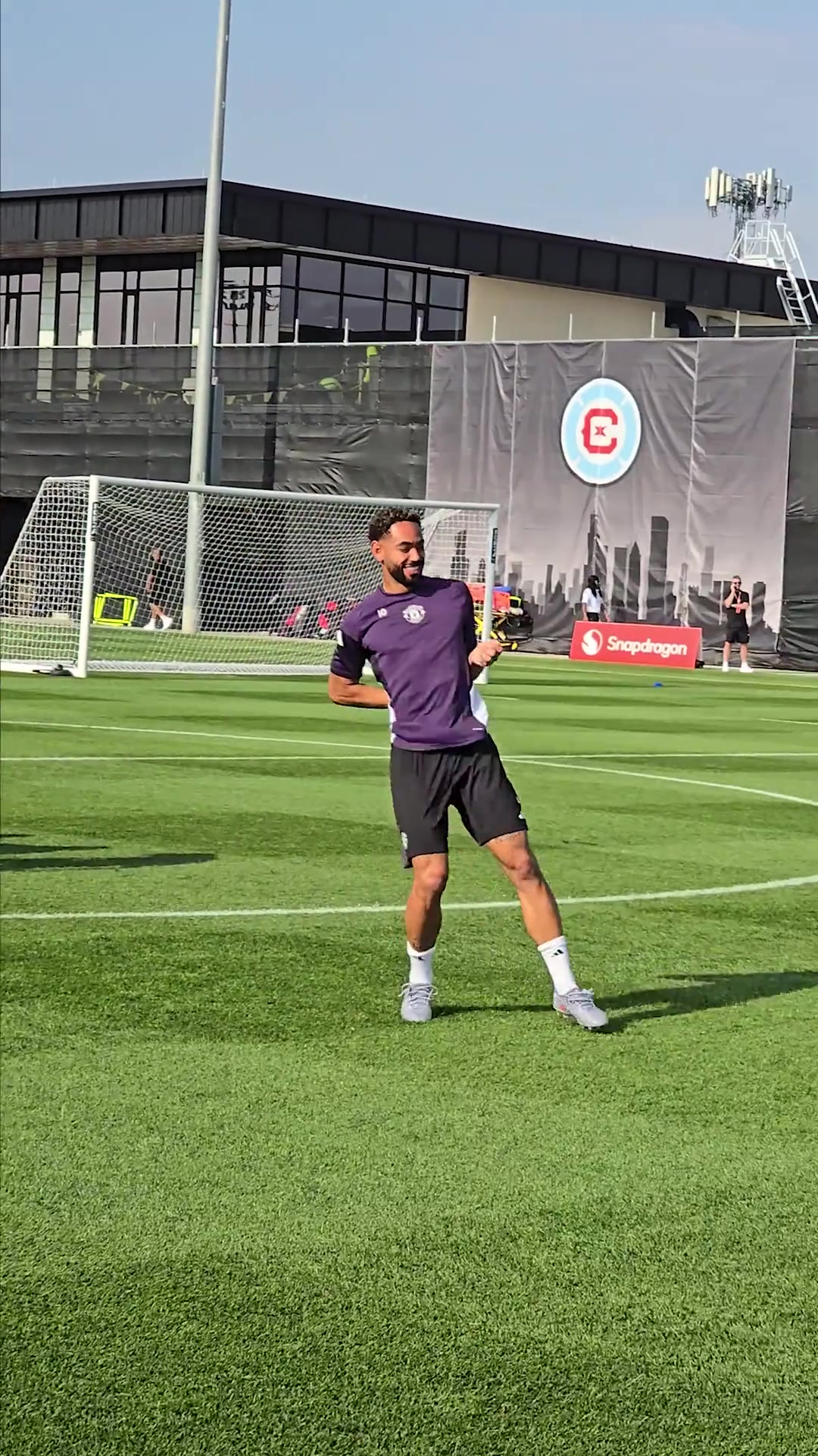 曼联队长B费在训练场欺负新人库尼亚狼王差点没被笑死