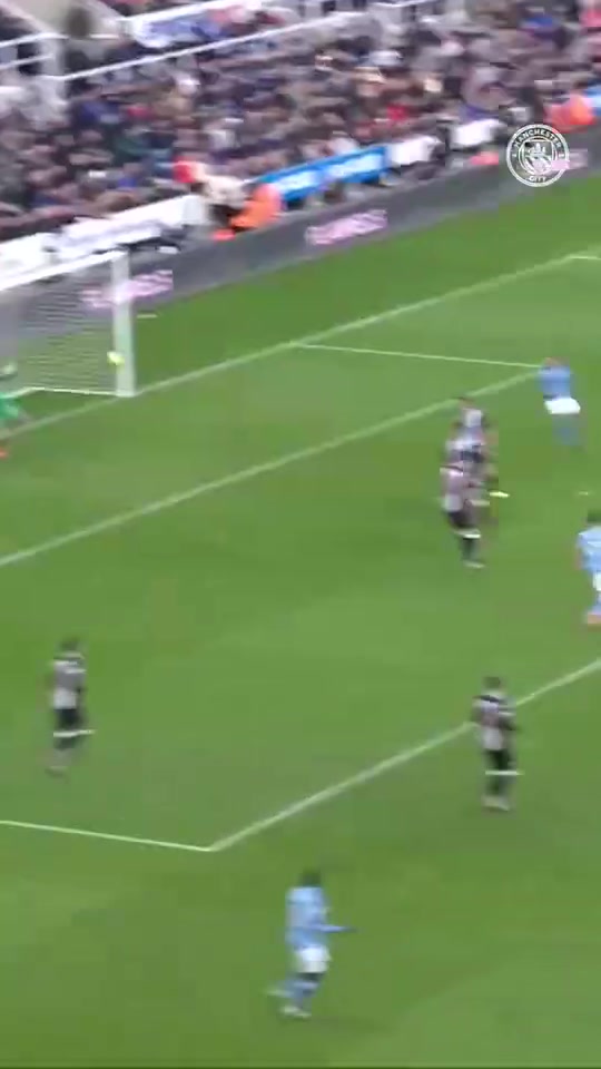 穿云裂石名场面德布劳内这脚暴力远射让现场充满了尖叫声