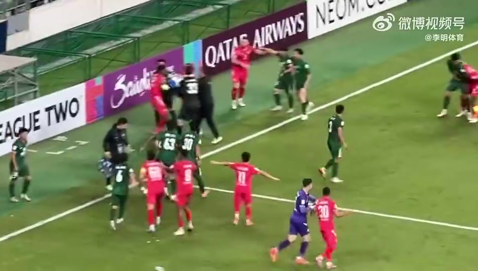 打起来了国安河内爆发激烈冲突观众朝场内扔水瓶