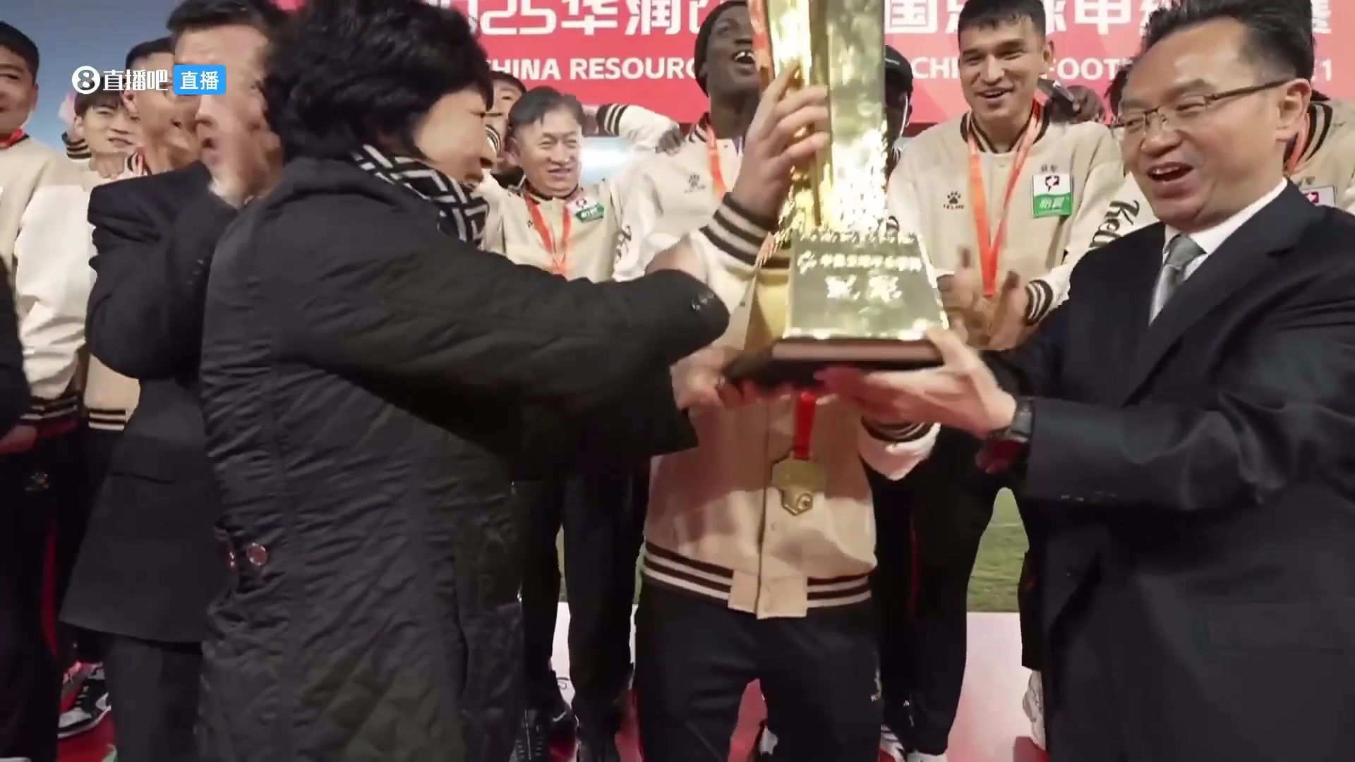 捧杯时刻辽宁铁人众将举起中甲冠军金杯庆祝夺冠冲超