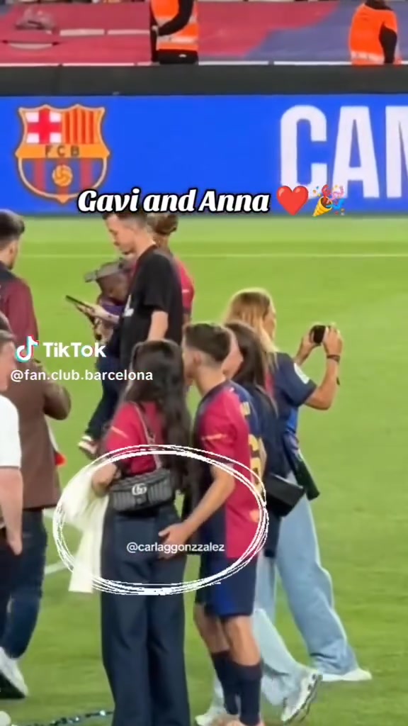 球迷恶搞加维偷摸女友臀部主裁去看VAR