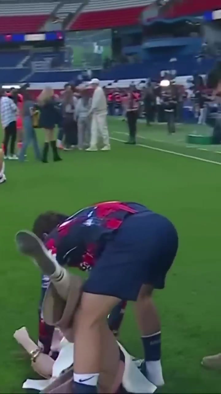 怎么舍得️内维斯竟将漂亮女友按倒在地