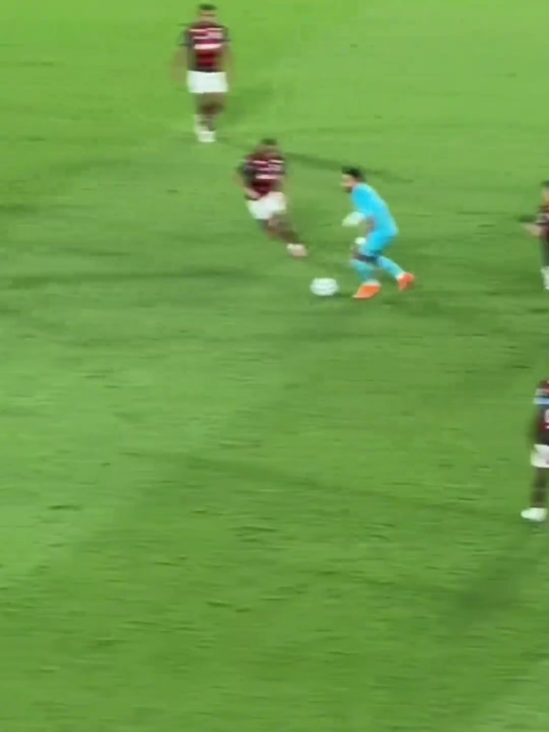 被暴力犯规都不吹内马尔怒了冲裁判挥拳