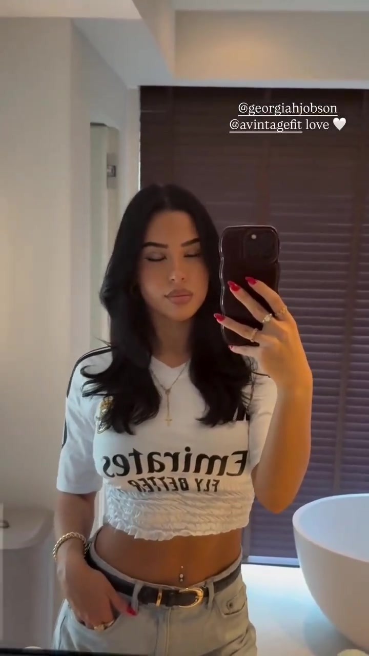 贝林厄姆女友这件皇马露脐装在哪里买的我也想买一件