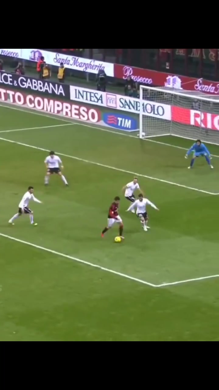 都在为18岁的亚马尔疯狂18岁的帕托在米兰的待遇何尝不是如此