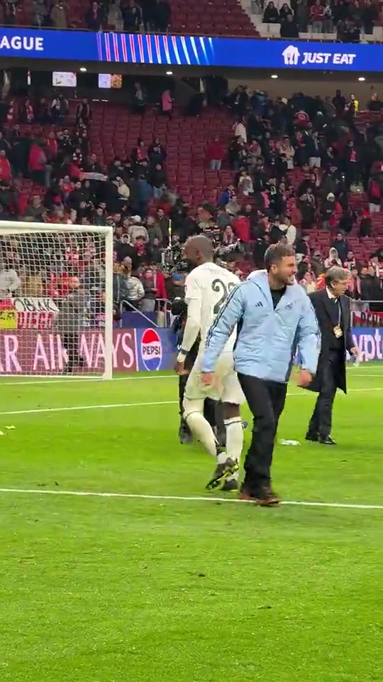 此前吕迪格向马竞球迷做斗牛士动作马竞球迷回击矿泉水瓶