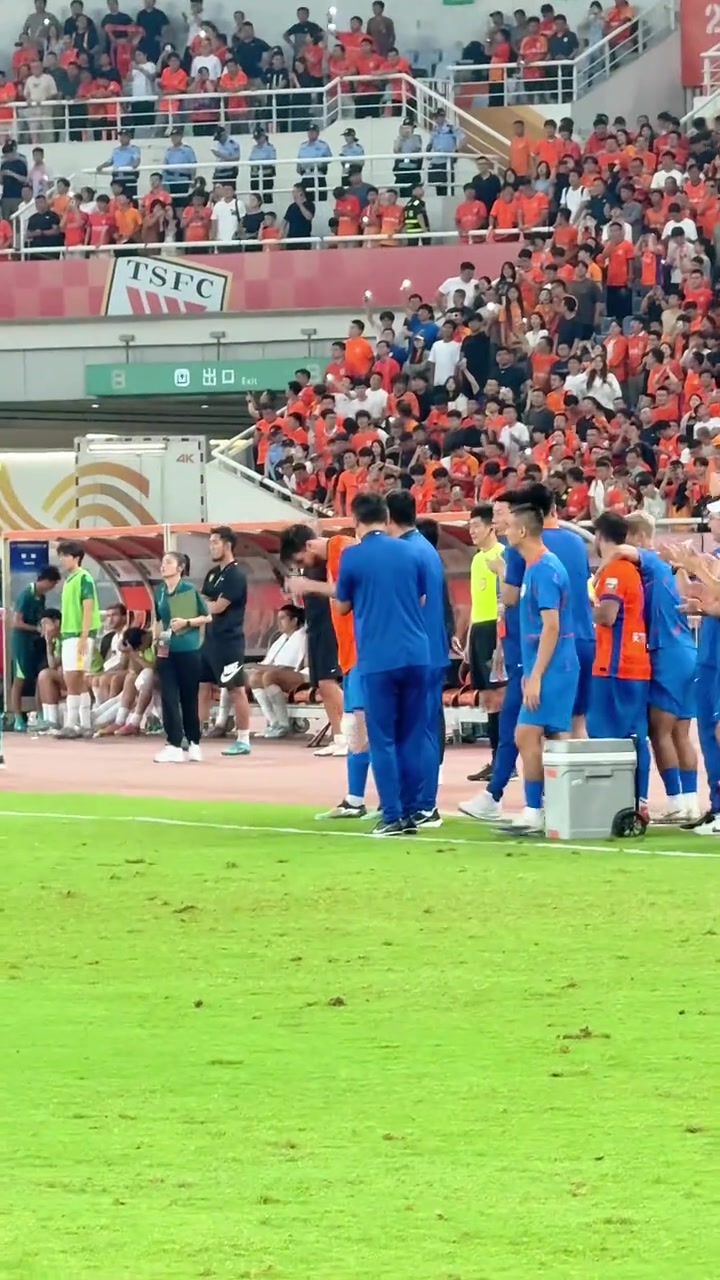 赛后韩鹏主动上前迎接球员泰山队的凝聚力真是越来越好了