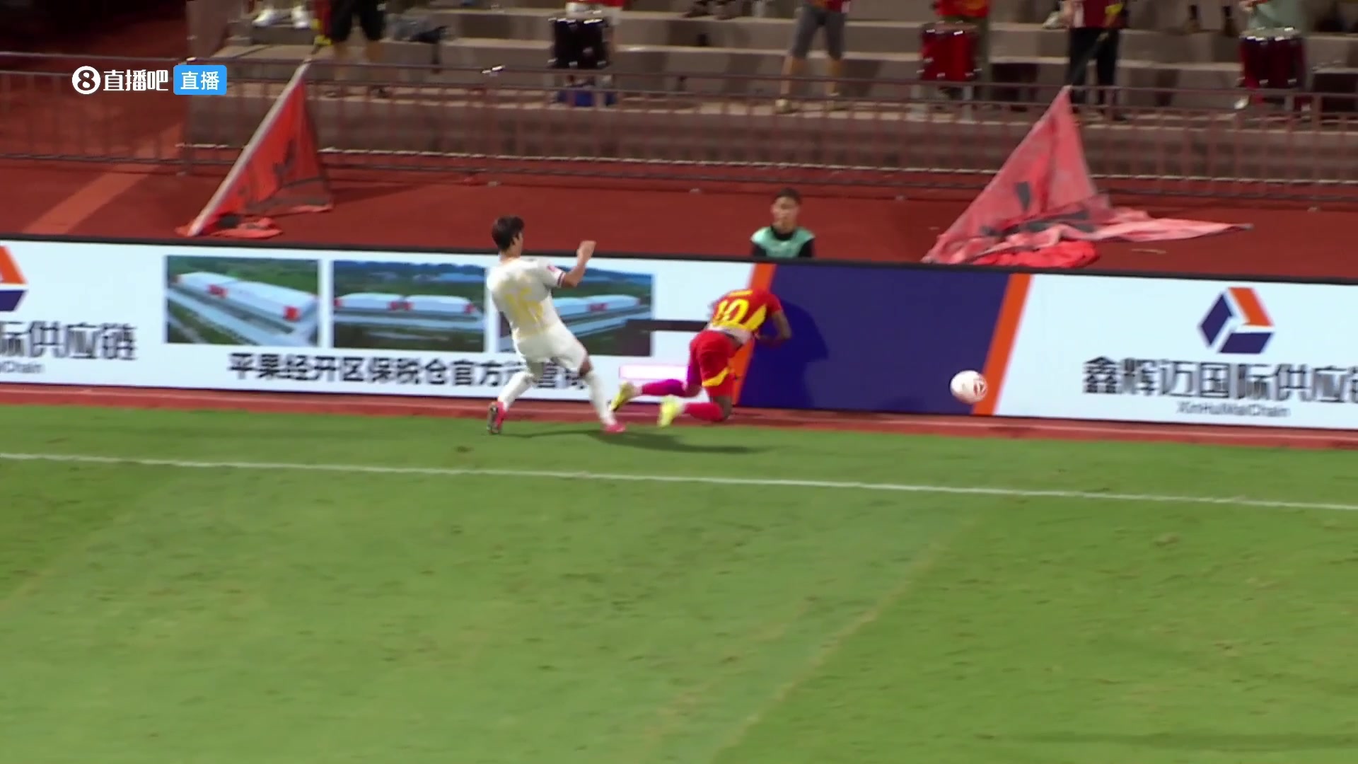 惨烈铜梁龙球员把外援撞到颈椎骨折而且竟然只吃了黄牌没禁赛