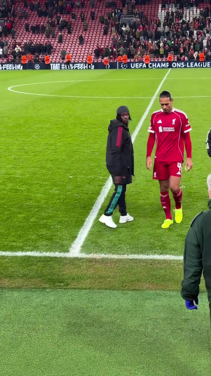 业余动作手球送点范迪克离场时神情沉郁垂首无言