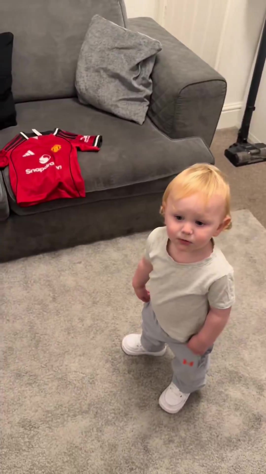 萌娃选择曼联球衣后作为红魔球迷的爸爸兴奋不已