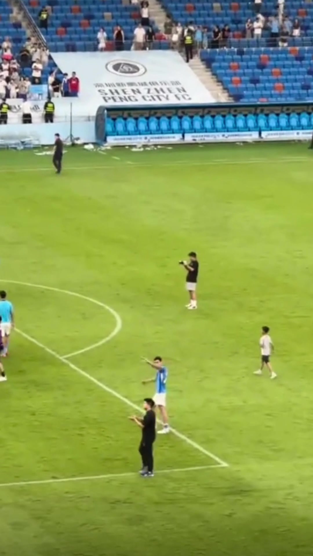 年轻漂亮疑似拜合拉木女友看比赛评论区互动