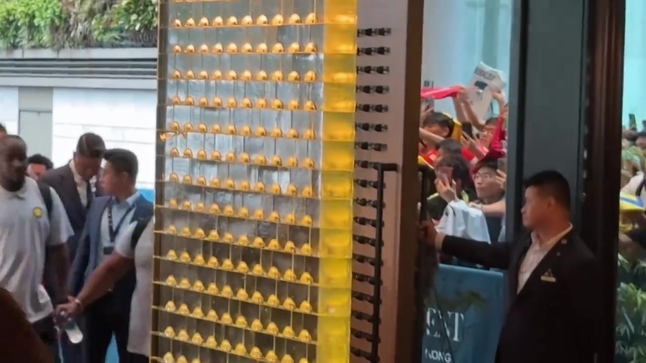 人气火爆C罗随队抵达香港下榻酒店周围挤满了球迷