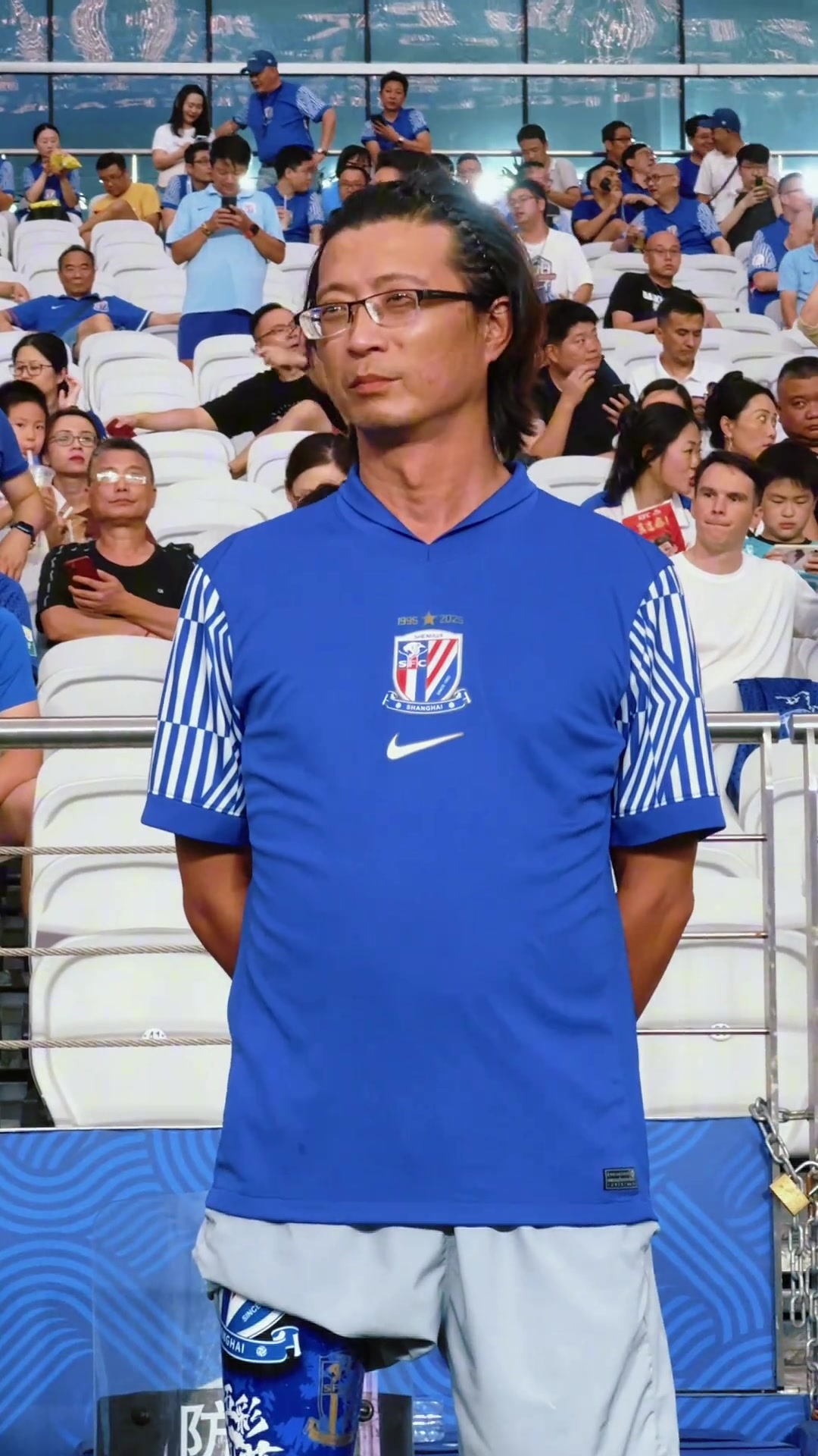 单足支撑蓝色信仰申花球迷陶吾炜赛前担任主场国歌领唱人
