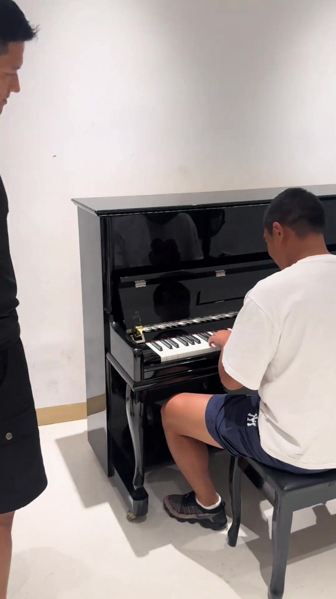 张飞绣花针前国脚徐亮竟然会弹钢琴一旁的刘云飞都看傻了