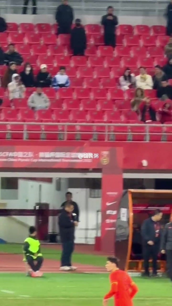 球迷这下麻烦了现场实拍汪士钦红牌罚下离场