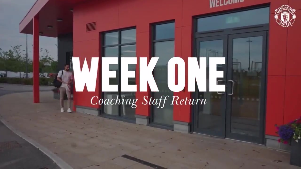 曼联教练组已经回到卡灵顿备战新赛季