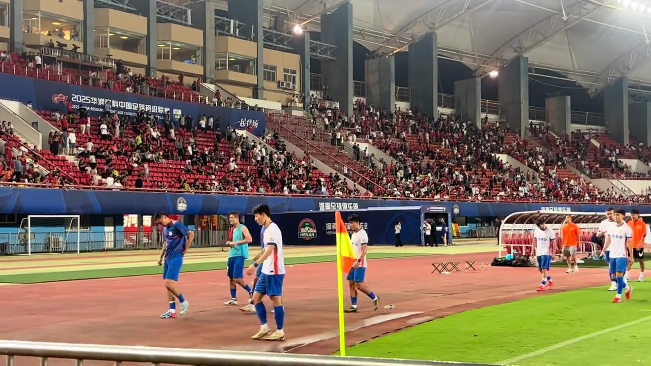 泰山队遗憾收获平局球员落寞球迷高唱助威歌