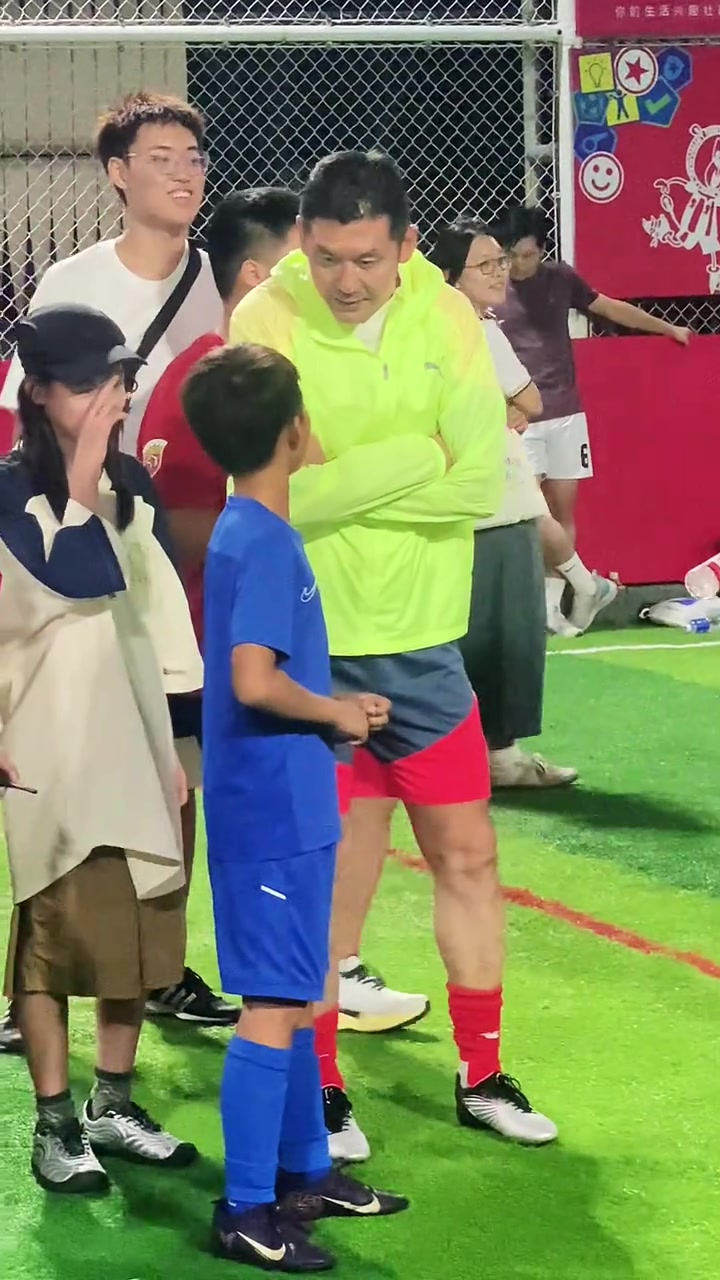 毫无架子实拍老国脚杨晨面带笑容与小球迷交流