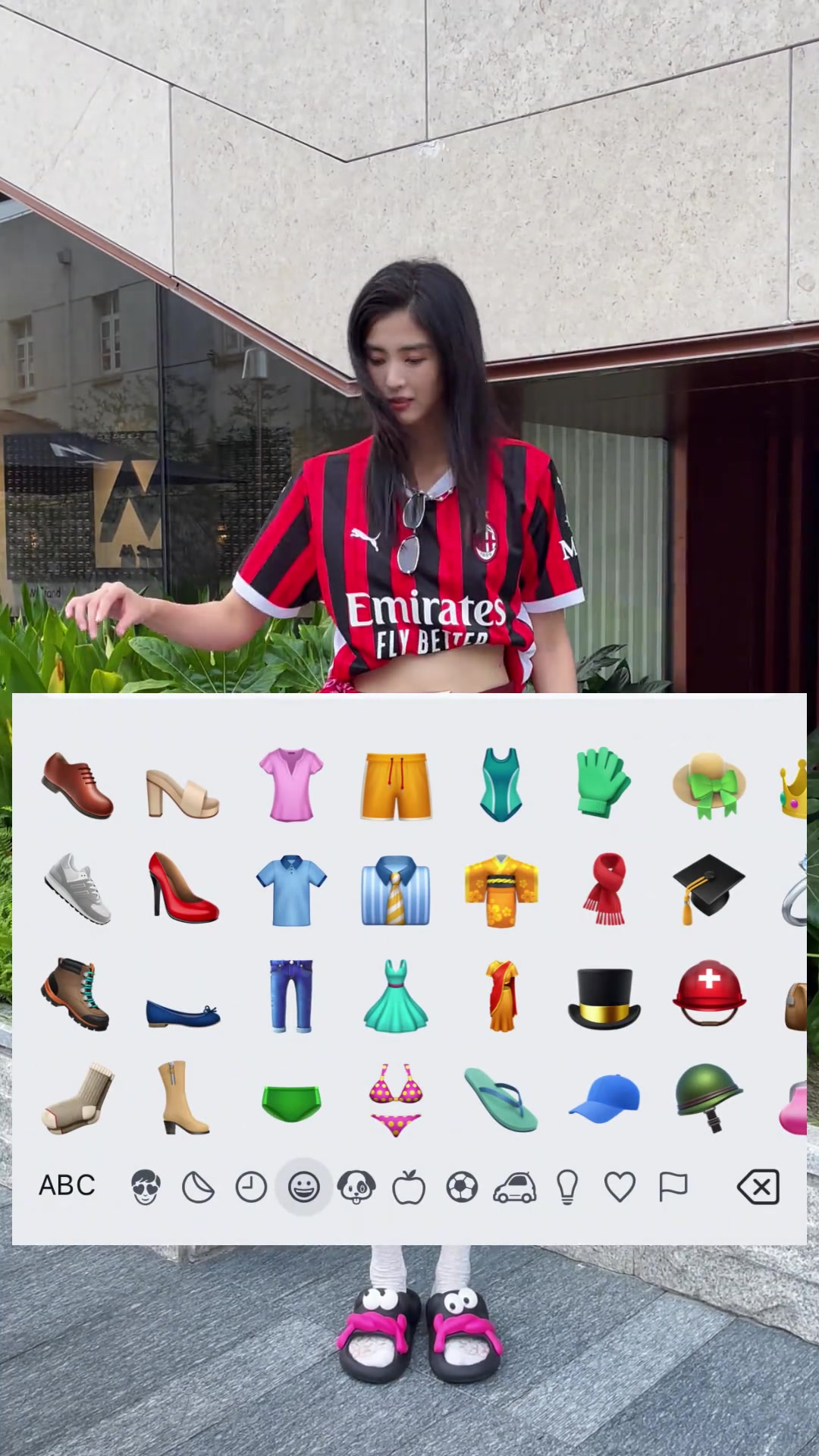 穿搭如何赵丽娜穿米兰球衣短裙上演换装秀