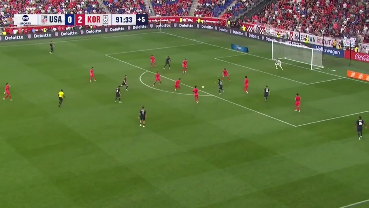 这都不进吗巴洛贡近距离3连击射门两次被赵贤祐扑出中框