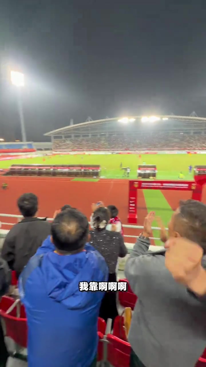 现场女球迷死嘴再骂拜合拉木就自己揍自己
