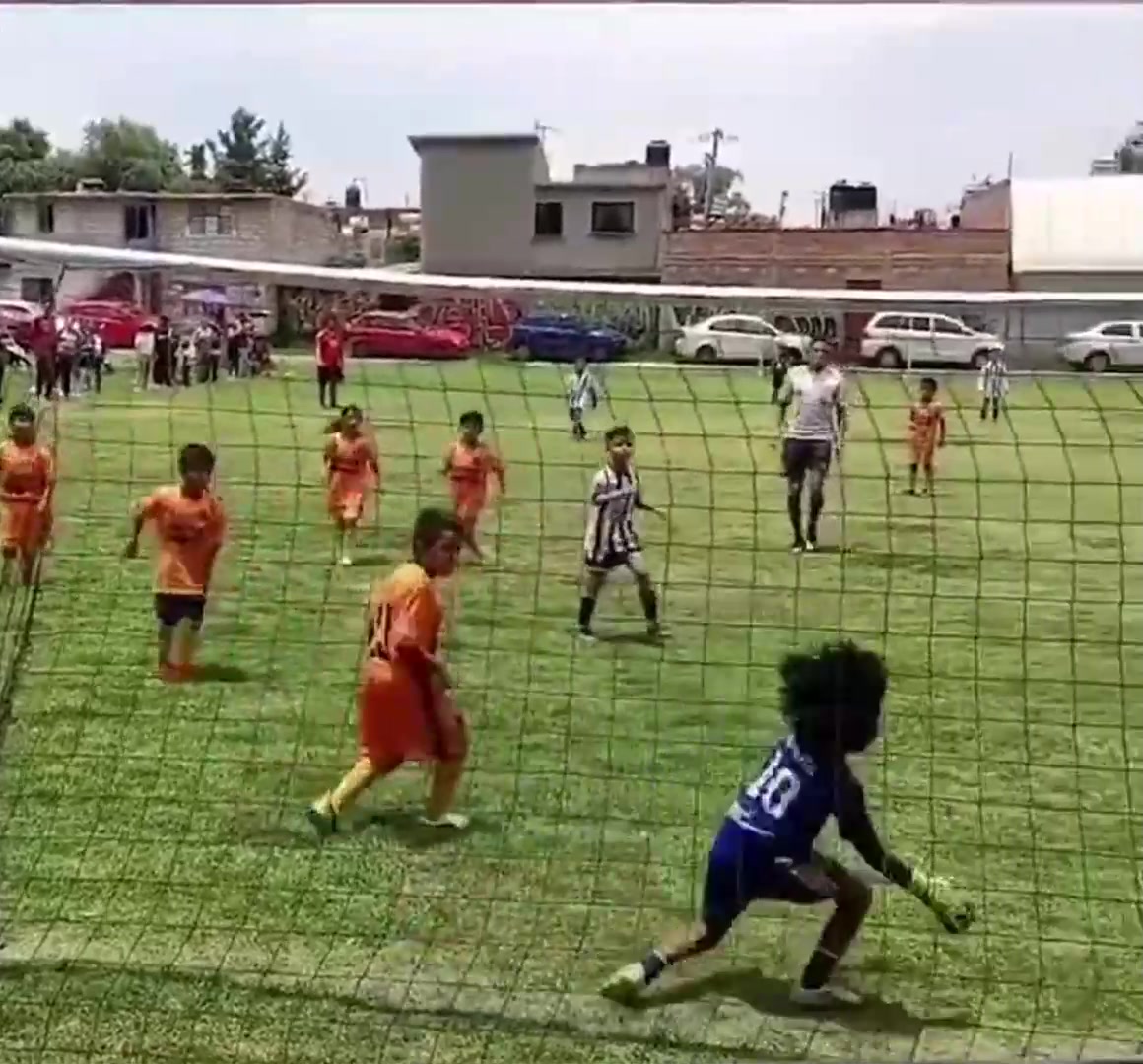 火爆外网️小孩哥上演极限4连扑救