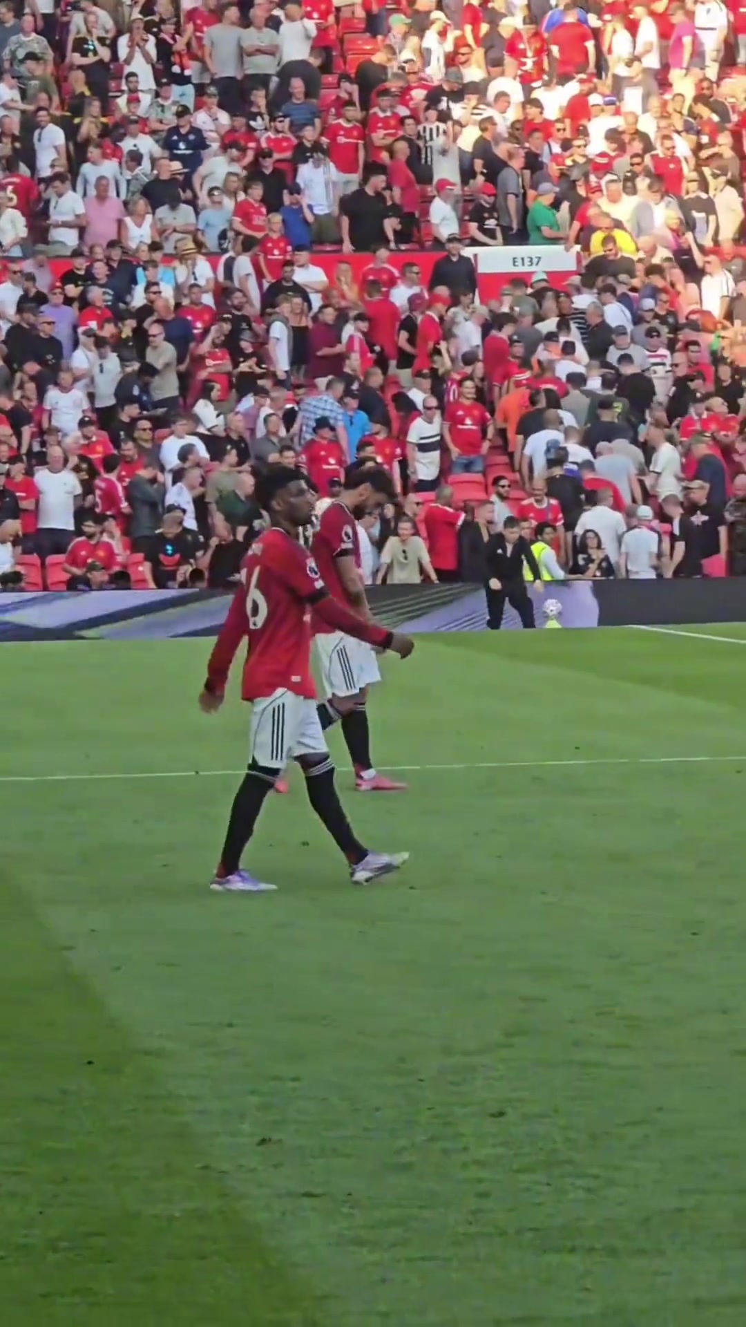 失望与不甘B费与阿玛德在对阵阿森纳的比赛终场哨响时的反应