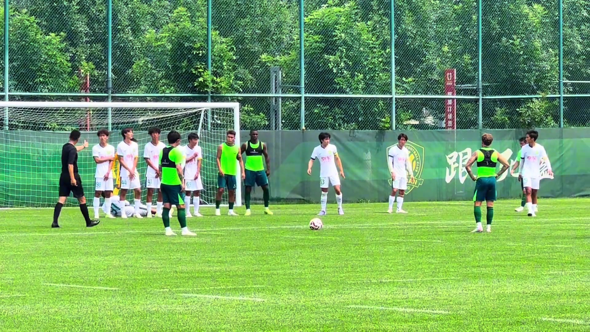 国安博主实拍国安一线队与U21队比赛中张稀哲上演任意球破门