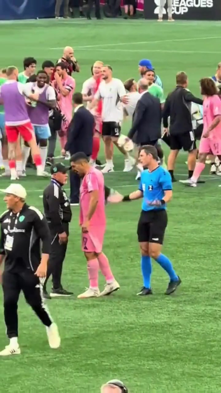 禁赛6场真不冤苏亚雷斯先前怒喷推搡吐口水击打对方主帅