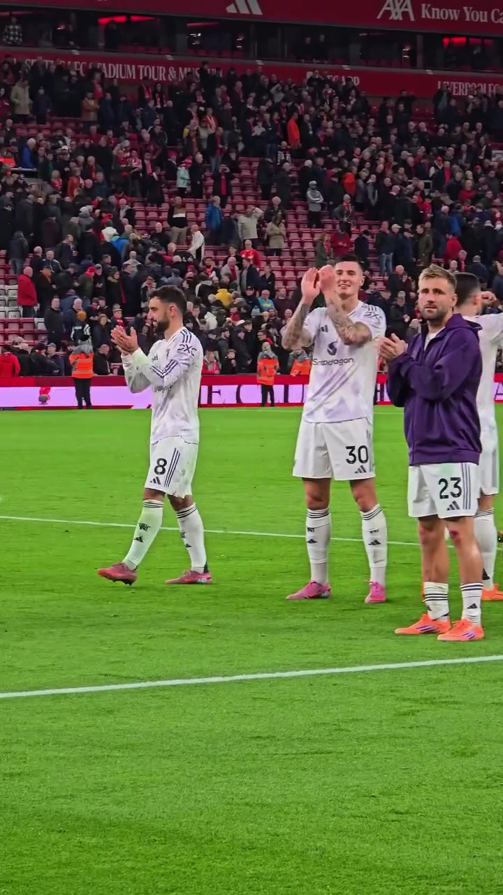 客场赢下双红会红魔球员与球迷一起分享胜利的喜悦