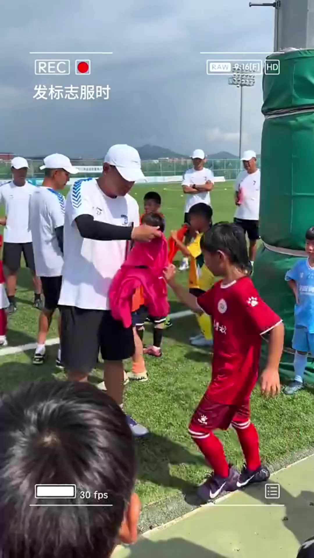 小球员领背心没一人说谢谢先成为一个好人然后才是好好踢球