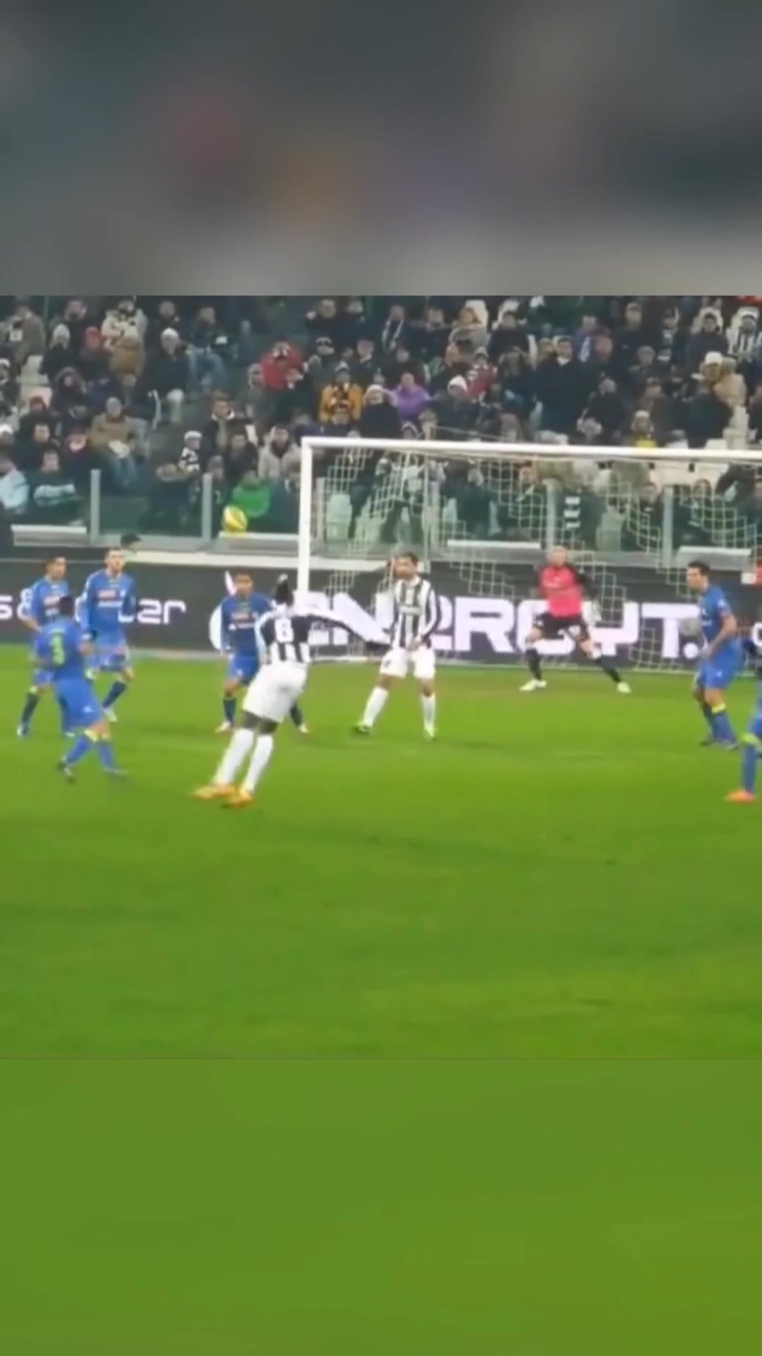 当年博格巴身价一个亿这粒进球给人巨大的视觉冲击