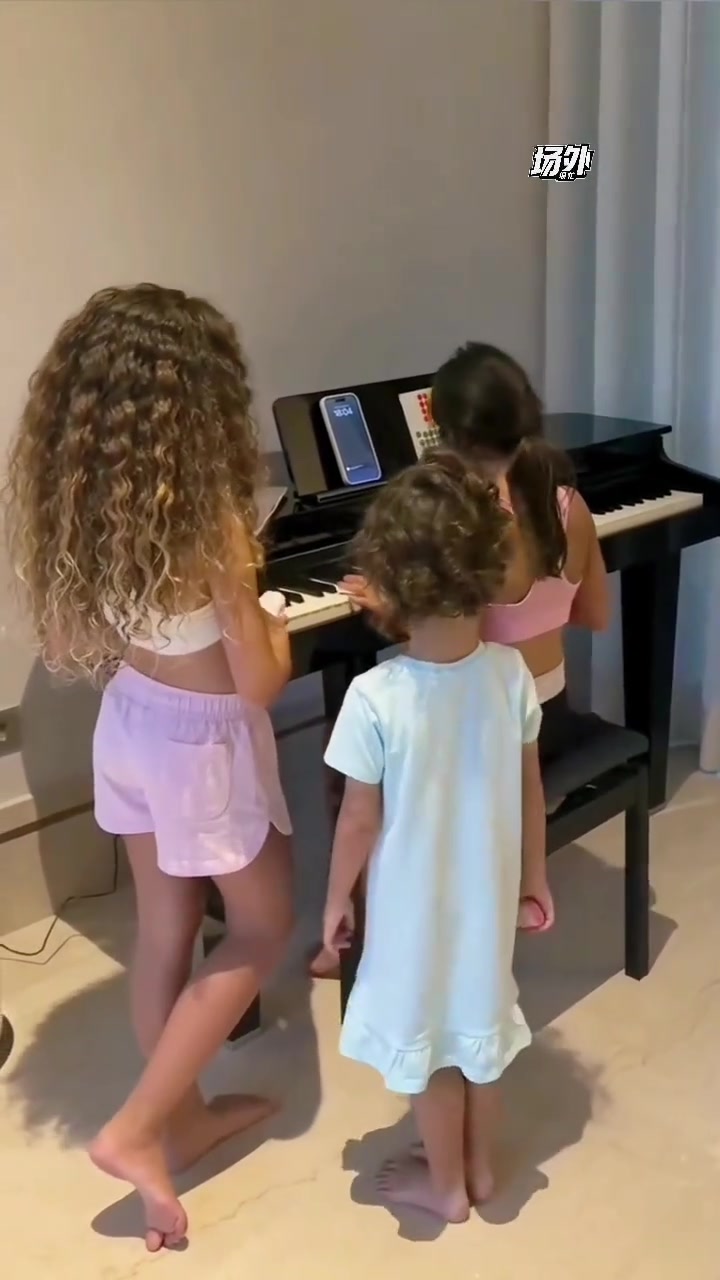 C罗女儿们竟然有点音乐天赋以后不会要一门出三音乐天骄吧