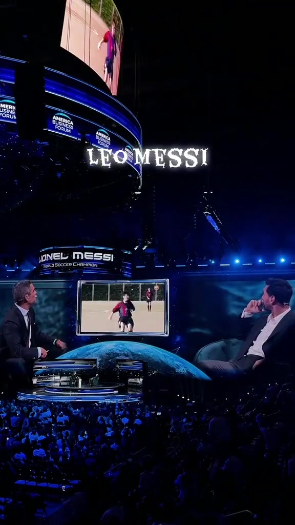 梅西在商业论坛上看自己的生涯高光台下观众喊名字膜拜