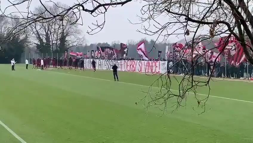 米兰德比前300名AC米兰球迷抵达训练场为球队加油鼓气