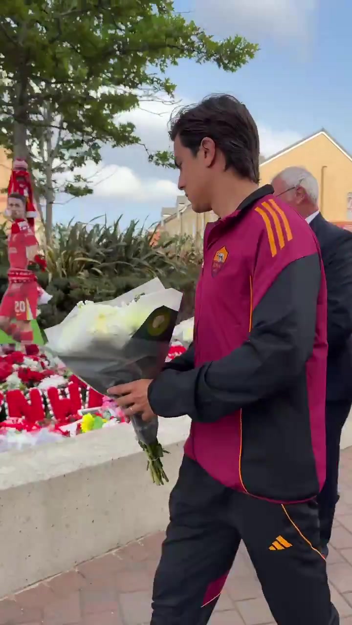 迪巴拉和拉涅利前往安菲尔德向若塔哀悼