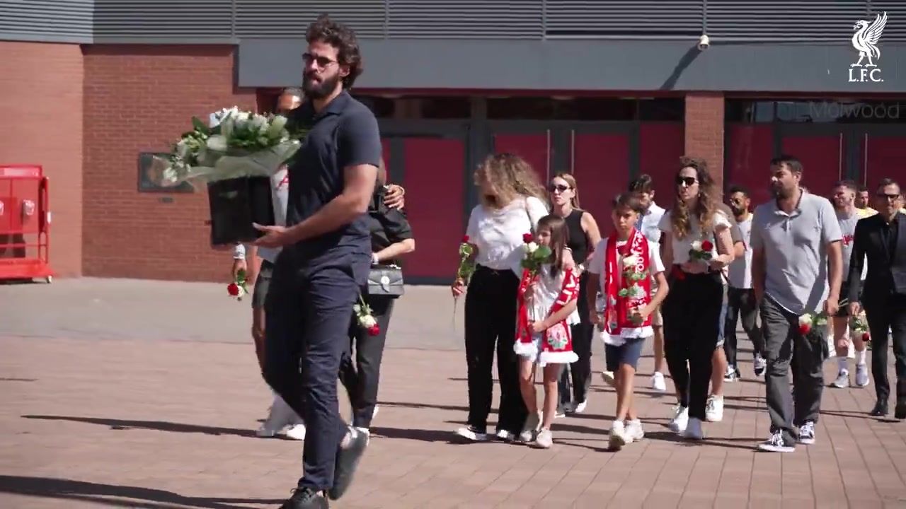 你永不独行利物浦全队在安菲尔德场外缅怀若塔兄弟