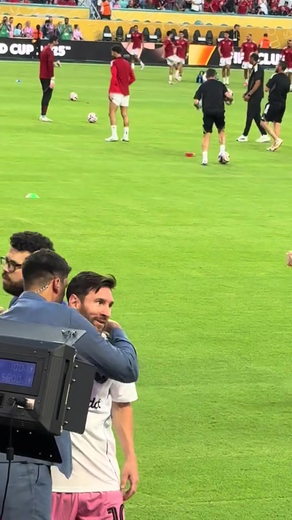 网友实拍梅西热身后来到场边先拥抱赫迪拉后拥抱维埃里