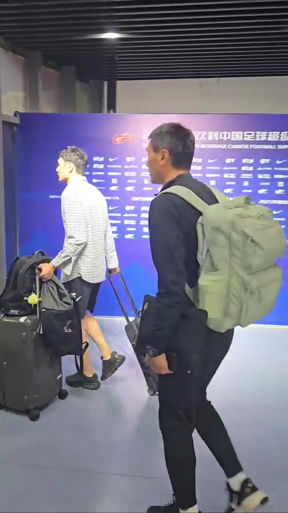 邵佳一杨智遇到区楚良猜猜三位前国脚会聊啥