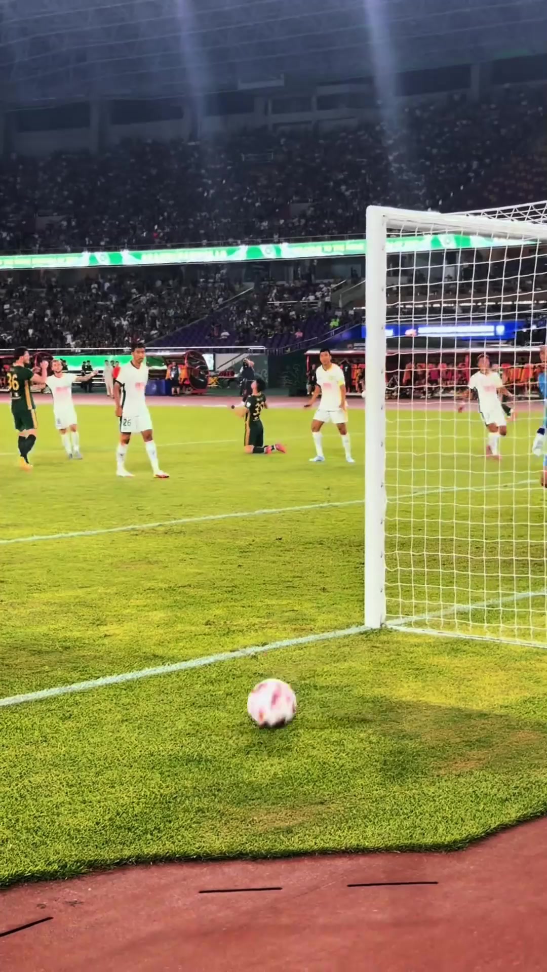 燃尽了王钰栋接球转身低射后双腿抽筋侯森上前帮忙拉伸