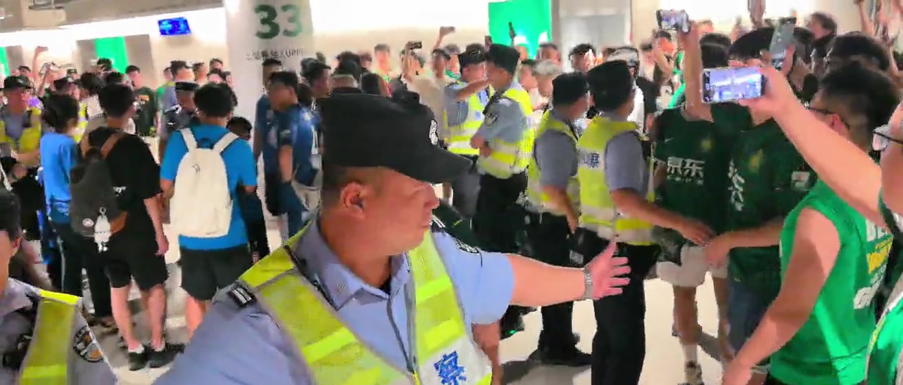 需警察护送实拍一群申花球迷疑似被国安球迷围在球迷通道内